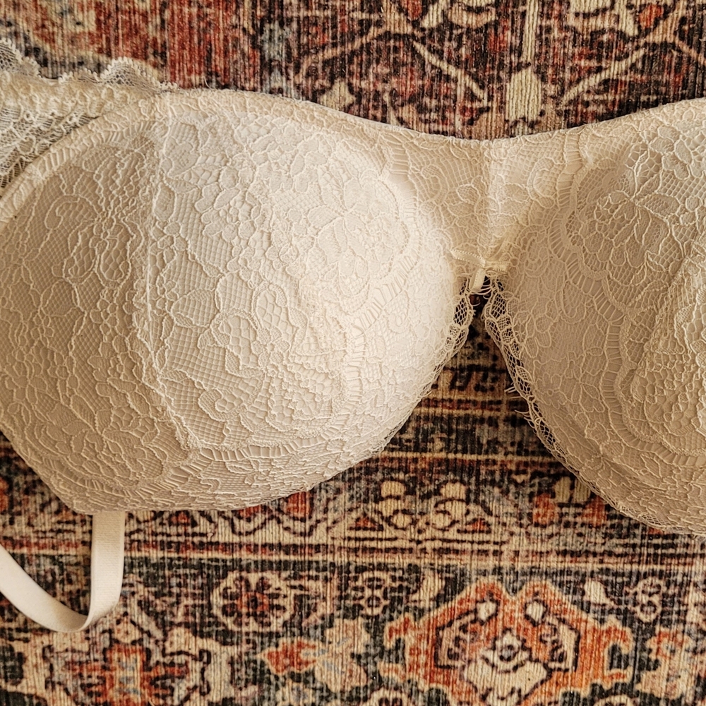 Lace Strapless Molded Bra in Ivory